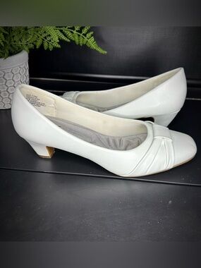 Air Flex White Women Dress Pump Heels size 7.5